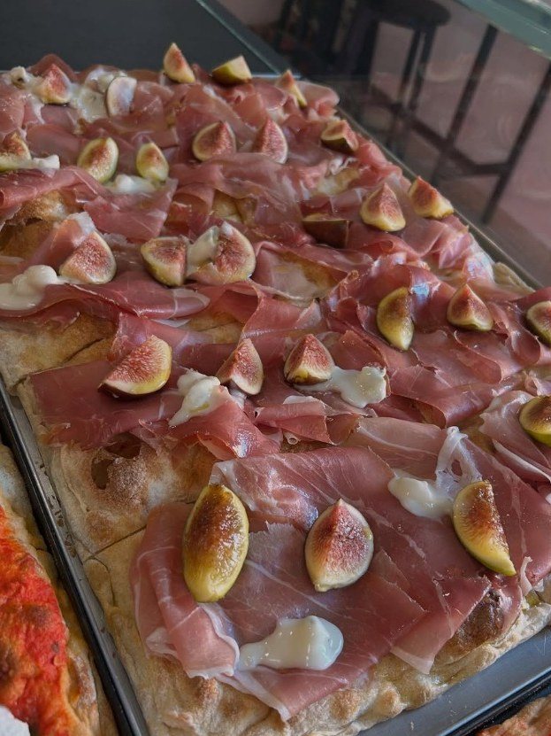 Pizza bianca BIGA in teglia con prosciutto crudo, fichi freschi a spicchi e ciuffi di formaggio cremoso